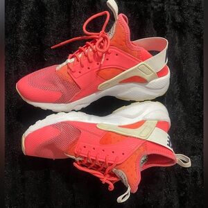 Nike Air Huarache Ultra Run GS Athletic Running Shoes Coral and Cream. Size 6Y
